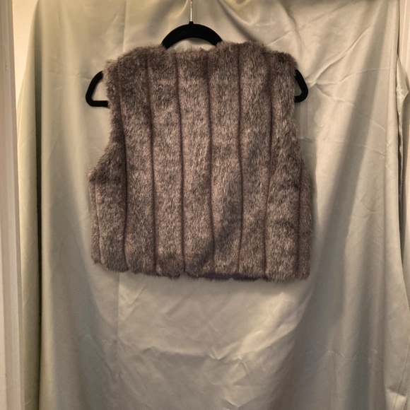 ⚡️🌟HOST PICK🌟 Iman Faux Fur Vest Gray Modacrylic Poly Hook Closure Size XS EUC - Picture 2 of 9